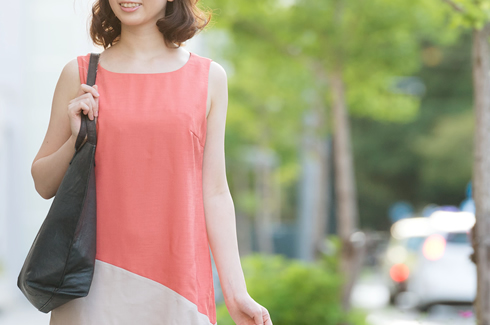 横になる女性の写真