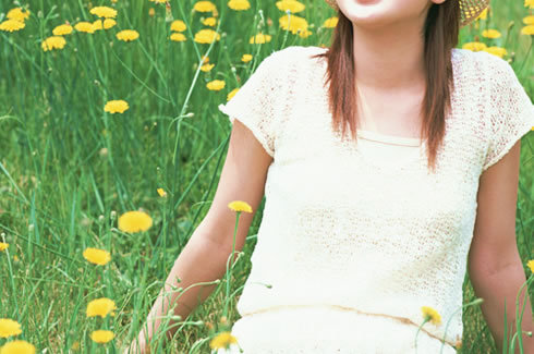 草原で座る女性の写真
