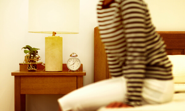 単身赴任の彼を部屋で待つ女性