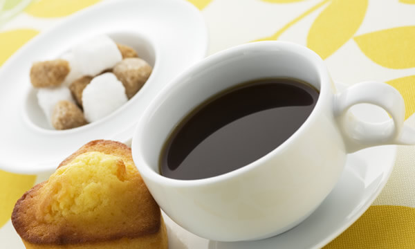 単身赴任の彼をコーヒーを飲んで待つ彼女