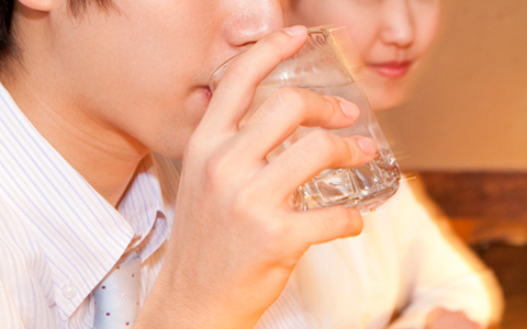 お酒を飲む男女