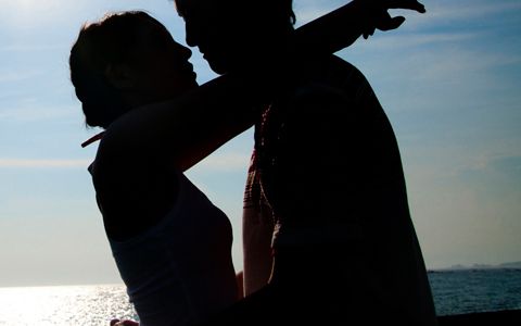 見つめ合う男女'