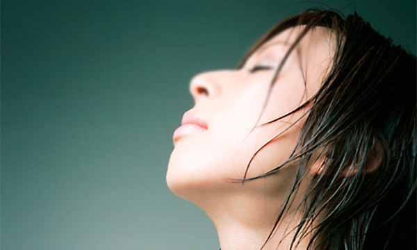目を閉じる女性'