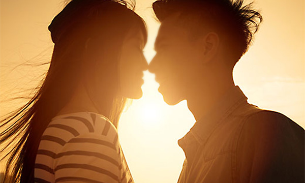 キスしそうな男女