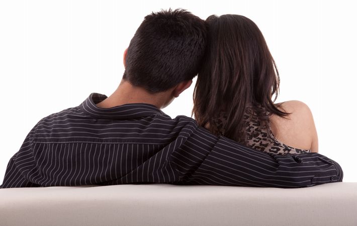 ソファで寄り添う男女