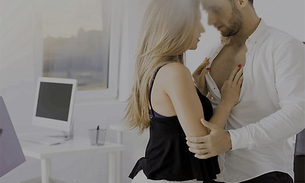 男性の胸元はだけさせる女性