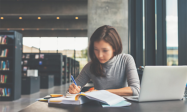 勉強する女性