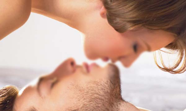 キスする男女