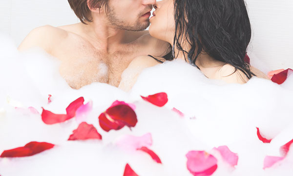 バスルームでキス