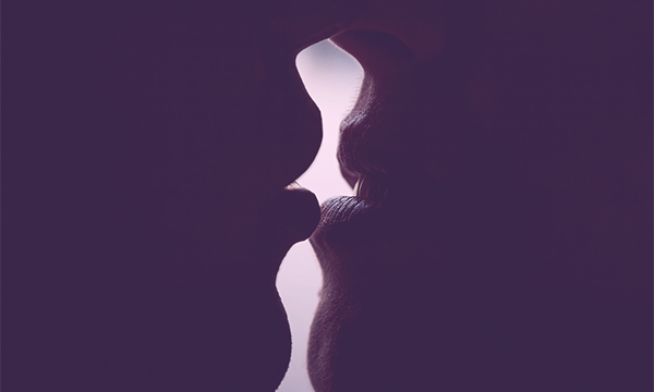 キスしあう唇