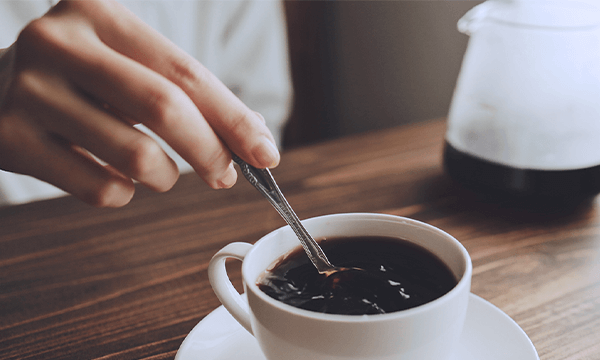 コーヒーを混ぜる