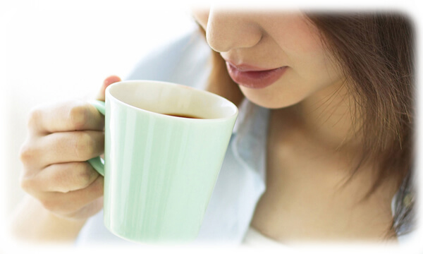 コーヒーを飲む女性