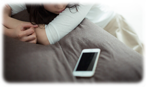スマフォを見る女性