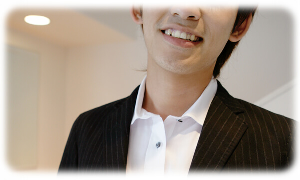 スーツの男性の笑顔