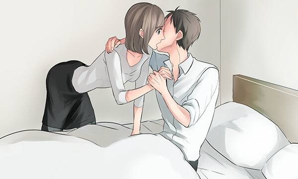 ベッドで起き上った男性を覗き込む女性は男性にキスされた。