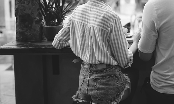 隣り合う男女