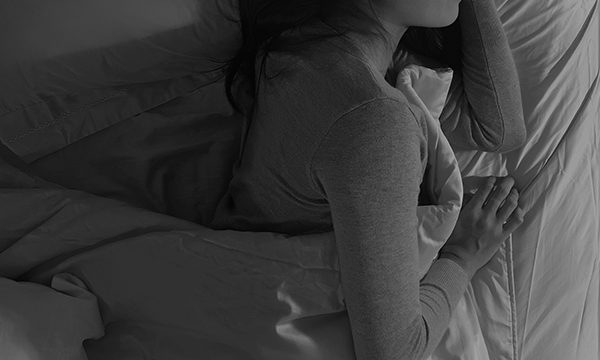 ベッドの上の女性