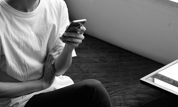 スマホを見る男性