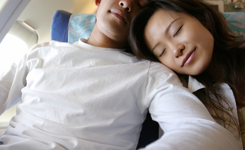 寄り添って眠るカップルの写真