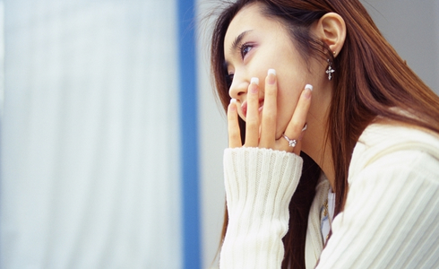微笑む女性の横顔の写真