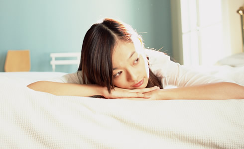 横になる女性の写真
