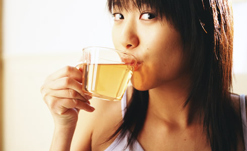 飲み物を飲む女性の写真