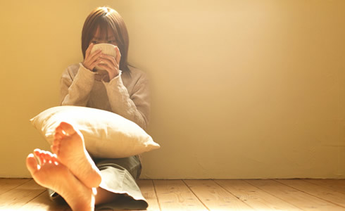 飲み物を飲む女性の写真