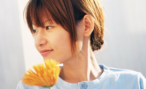花を持つ女性の写真