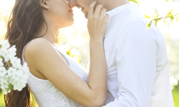 抱き合う男女