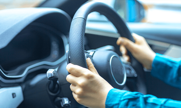 車を運転している手元