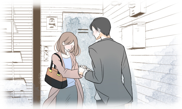玄関前で男性にお礼をする女性