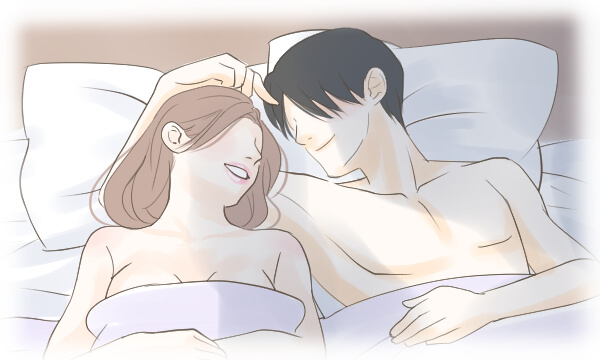 男性の腕枕で「愛してる」とささやかれる女性