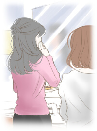 化粧室で化粧直しする女性