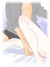 男性に股をまさぐられる女性の足