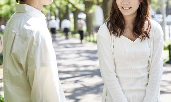 会話する男女
