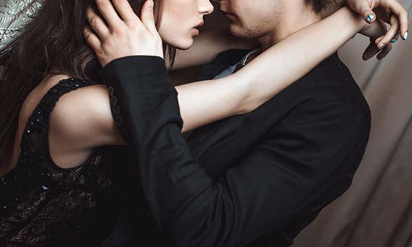 男女のキスシーン