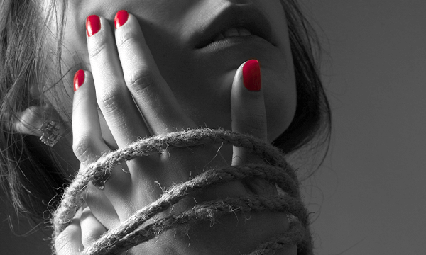 手首を縛られた純夏