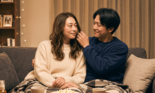 陽菜の髪を撫でる大翔