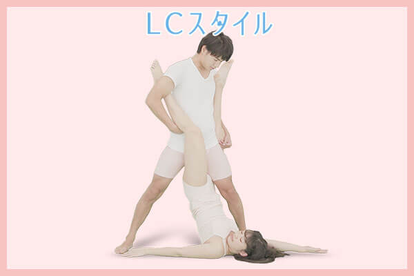 立ち松葉の体位をしている男女
