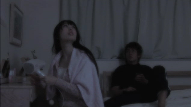 急に停電した部屋にいる男女