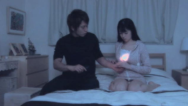 女子絵の元に懐中電灯を持ってきた男性