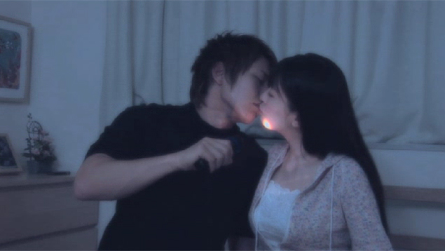 暗闇でキスする男女
