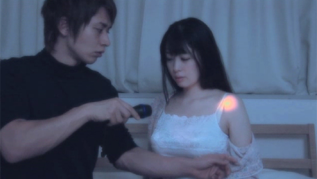 男性は女性の服を懐中電灯で照らしながら丁寧に脱がしていく