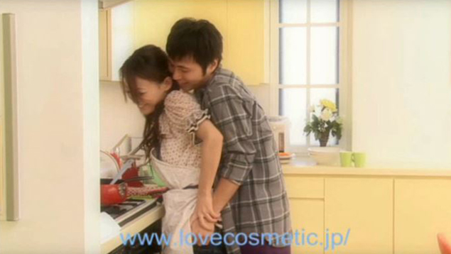 女性の下着を脱がして、首筋にキスする男性