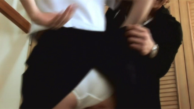 回ってふざけているとパンツがちらりと見えてしまう女性