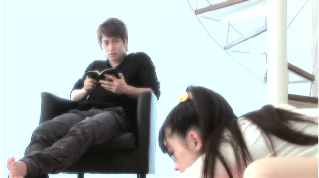 ストレッチをする彼女を眺める彼
