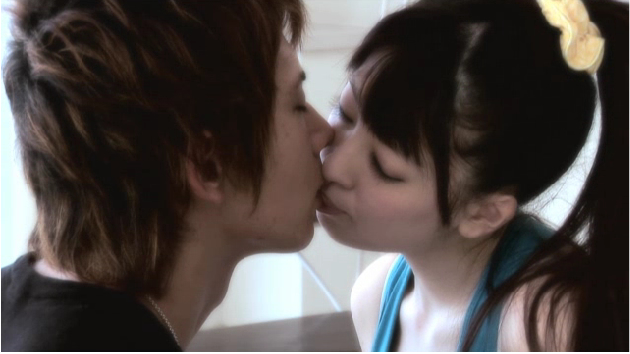キスする男女