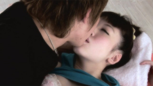 女性にキスする男性