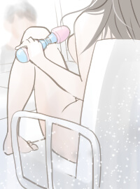 鏡の前で電マを使う女性