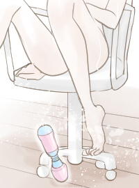 椅子に座って電マで感じる女性